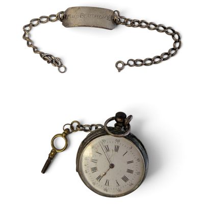 une montre de poche munie d'une chaîne et d'une clé attachée à celle-ci