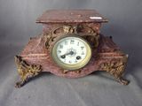 une horloge posée sur une table