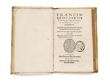 un livre ouvert sur lequel figure l'image d'une pièce de monnaie