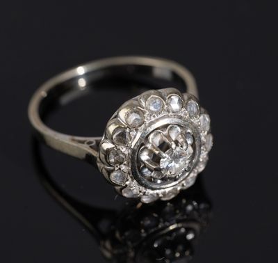 gros plan d'une bague en diamant sur une surface noire