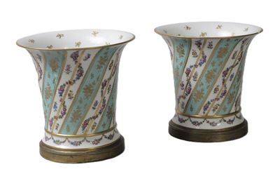 paire de vases ornés de motifs dorés et bleus