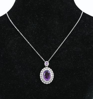 un collier orné d'un améthyste et d'une topaze blanche