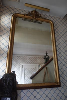un miroir accroché au mur de la pièce