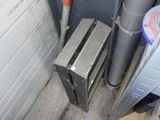 une photo d'une pièce avec un radiateur et un chauffage d'appoint
