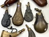 un grand nombre d'objets différents posés sur une table