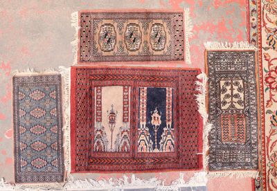 Quatre tapis d'Orient en laine à motifs géométriques polychr…