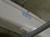 des toilettes blanches sur lesquelles est collé un autocollant bleu
