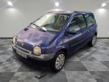 la photo d'une voiture violette garée dans un garage