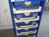 une armoire à outils bleue dotée de nombreux tiroirs
