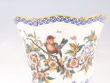 un bol orné d'un oiseau, posé sur une table