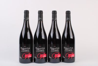 trois bouteilles de vin rouge posées sur une table blanche