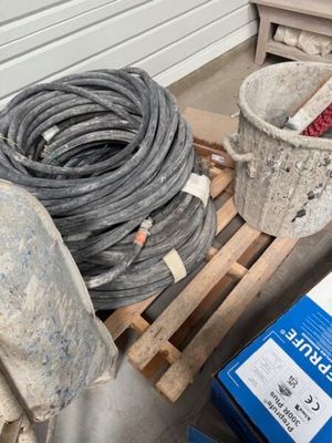 un tas de fils posé sur une palette à côté d'un seau