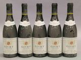 six bouteilles de vin sont alignées dans une rangée