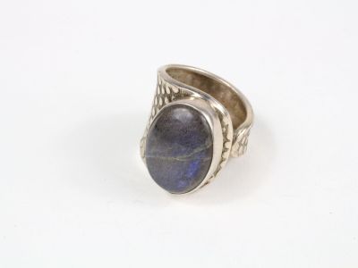 Gros plan sur une bague contenant une pierre