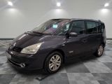 la photo d'une petite voiture noire garée dans un garage