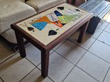 une table basse sur laquelle est posée une photo, dans un salon