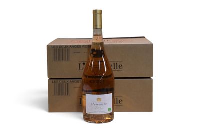 deux cartons de vin posés l'un à côté de l'autre sur une surface blanche