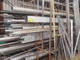 de nombreux tuyaux métalliques et conduites dans un entrepôt