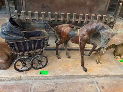une statue représentant un cheval tirant une calèche, à côté d'un chien