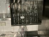 un comptoir sur lequel sont posés plusieurs verres à vin vides