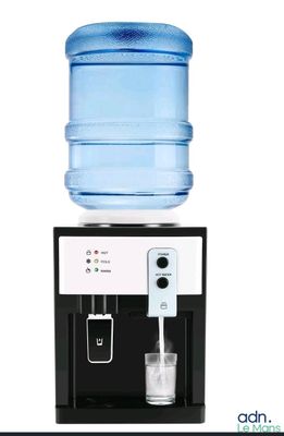 un distributeur d'eau sur lequel est posé un verre d'eau