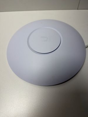 un objet rond et blanc posé sur une table, sur un fond blanc