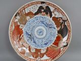 une assiette bleue et blanche avec une photo de personnes dessus