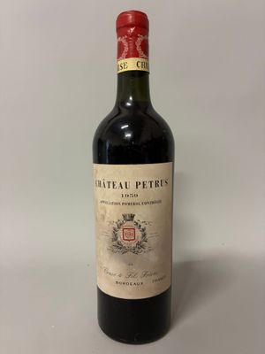 une vieille bouteille de vin posée sur une table