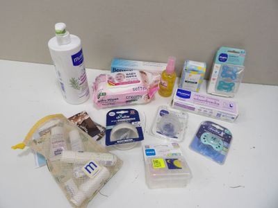 de nombreux objets posés sur une table