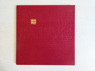 un livre rouge posé sur une table blanche