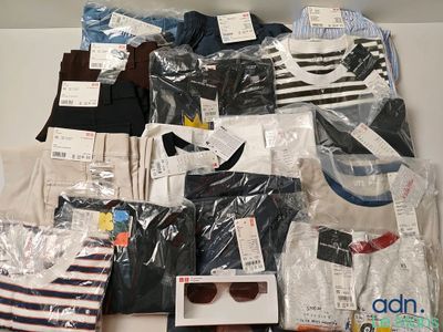 de nombreux vêtements pour hommes exposés dans une boîte