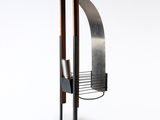 une sculpture en métal surmontée d'un porte-revues