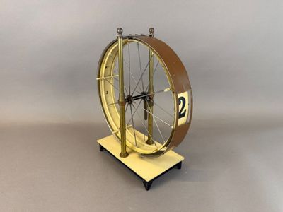 une horloge posée sur un support sur lequel se trouve une autre horloge
