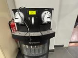 une cafetière posée par terre