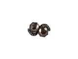 un gros plan sur une paire de boucles d'oreilles en diamants noirs sur fond blanc