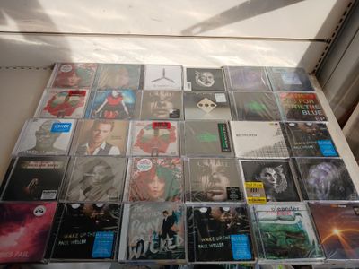 il y a beaucoup de CD sur la table dans la pièce