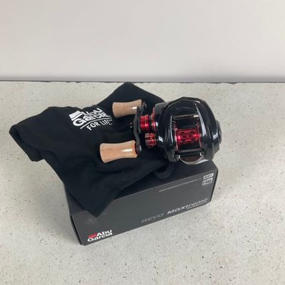 une paire de moulinets de pêche posés sur une boîte