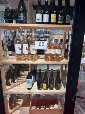 de nombreuses bouteilles de vin exposées dans une vitrine