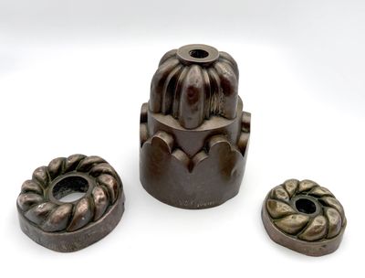 Lot de trois MOULES à PATISSERIE dont un à kougloff, en cuiv…