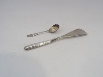 deux cuillères et une cuillère reposent sur une table