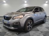 la voiture grise est garée dans le garage sur un sol en damier