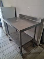 1 servante à roulettes inox adossée et tablette entretoise (…