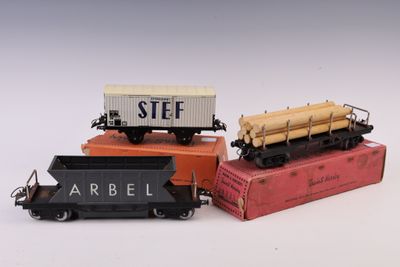 trois petits trains qui sont empilés les uns sur les autres