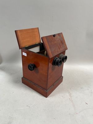 une petite boîte en bois contenant un appareil photo