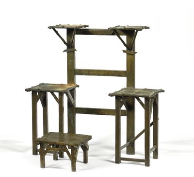 deux tabourets en bois et une table surmontée d'une étagère