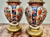deux vases posés sur une table