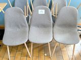plusieurs chaises sont alignées dans une pièce
