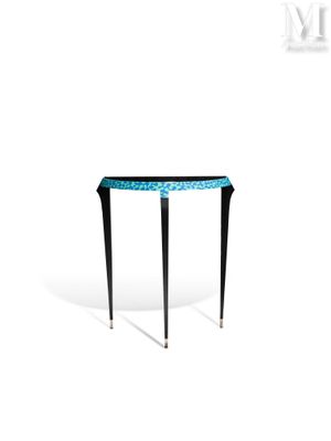 une image représentant une petite table avec un plateau en verre et des pieds noirs