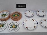 de nombreuses assiettes et bols posés sur une table
