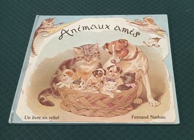 une image représentant un livre sur lequel figurent un chien et plusieurs chatons